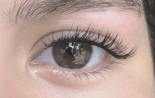 Depilacion de cejas con hilo o depilación hindú. ojo con extensiones de pestañas