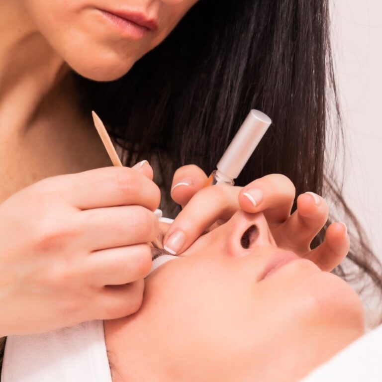 Cómo hacer un lifting de pestañas paso a paso - Chic in