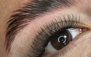 ¿Cómo se quita el laminado de cejas?