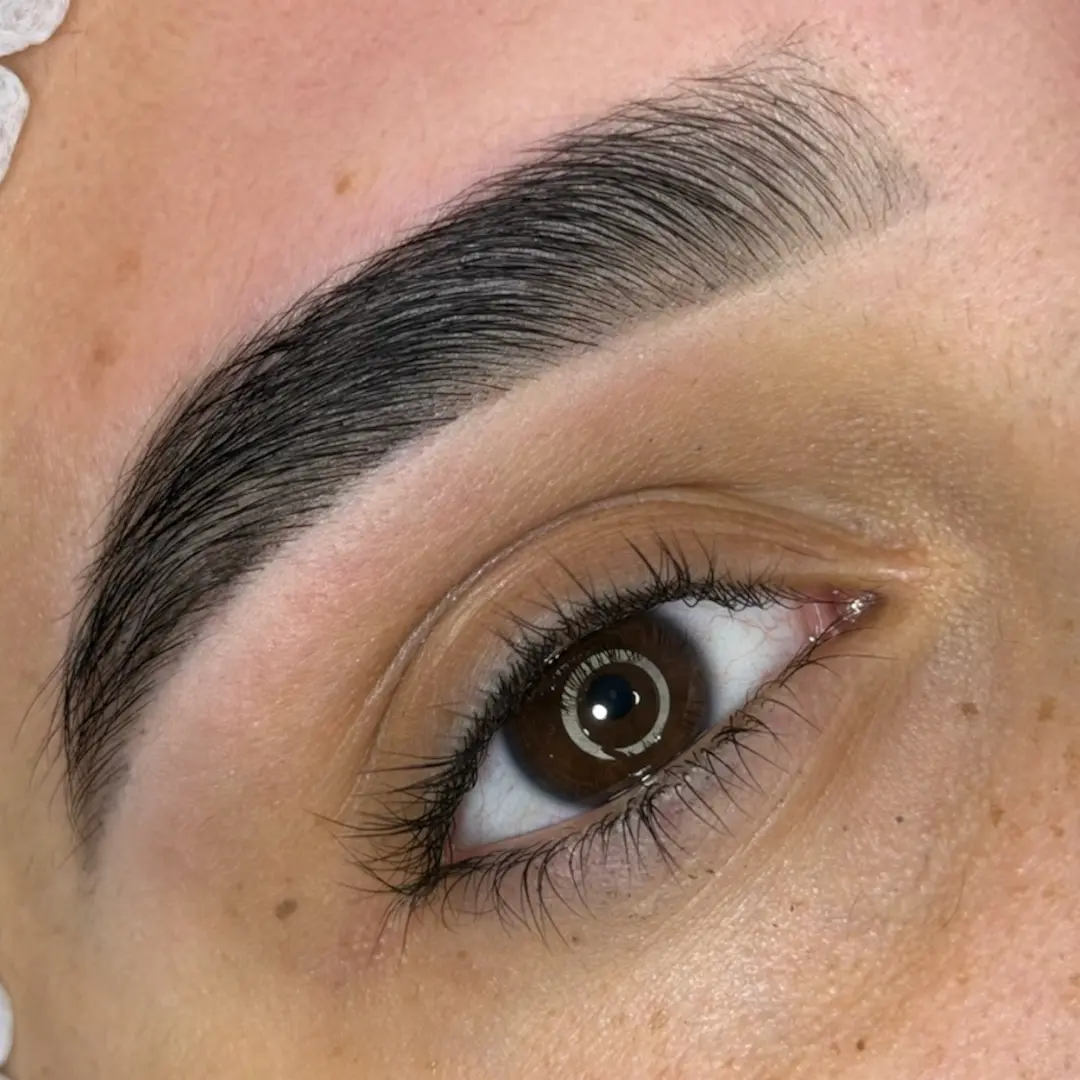 Cejas con henna Pereira