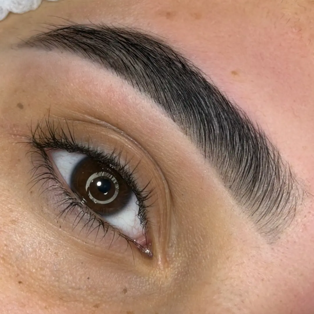 Sombreado de cejas con henna Pereira
